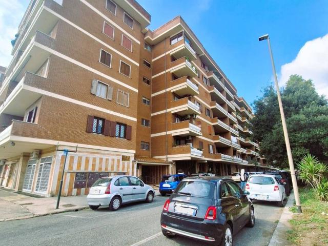 Palazzo in vendita a Lido di Castel Fusano, Roma