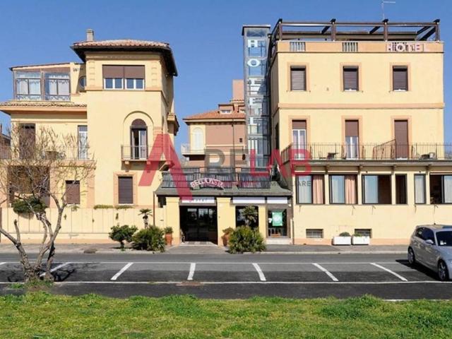 Palazzo in vendita a Lido di Ostia Levante, Roma