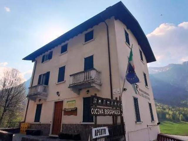 Palazzo in vendita a Comunità Montana della Valle Brembana, Roncobello