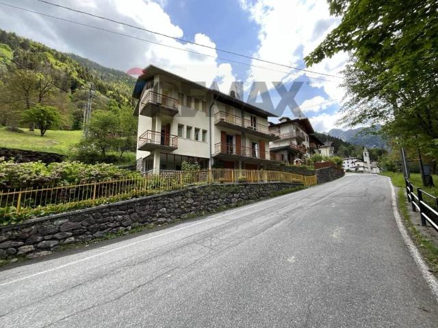 Palazzo in vendita a Comunità Montana della Valle Brembana, Roncobello
