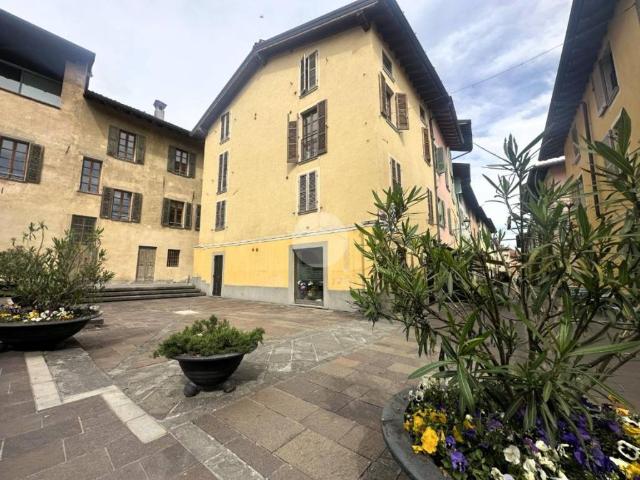Palazzo in vendita a Villaggio Famiglia, Rovato