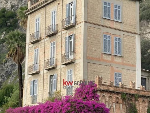 Palazzo in vendita a Salerno, Campania