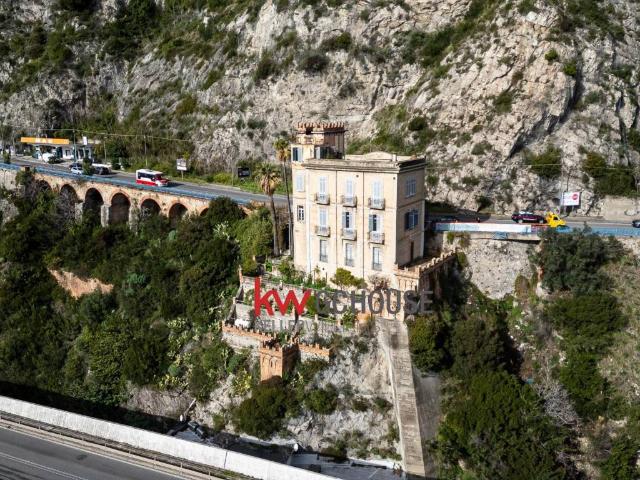 Palazzo in vendita a Salerno, Campania