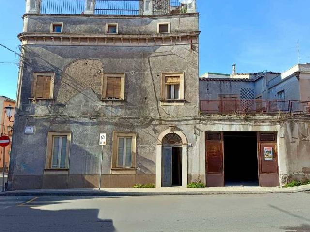 Palazzo in vendita a San Giovanni La Punta, Sicilia
