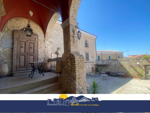 Palazzo in vendita a San Martino In Pensilis, Molise