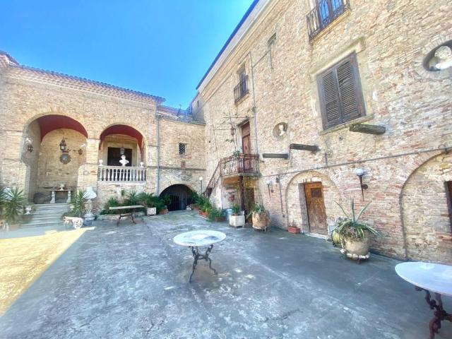 Palazzo in vendita a San Martino In Pensilis, Molise