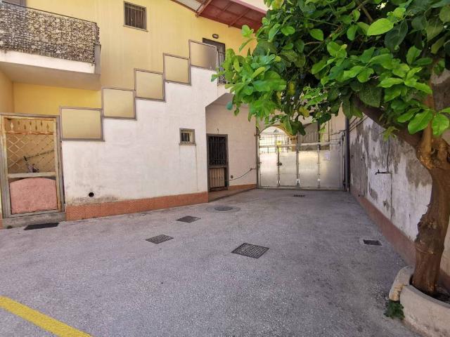 Palazzo in vendita a San Nicola La Strada, Campania