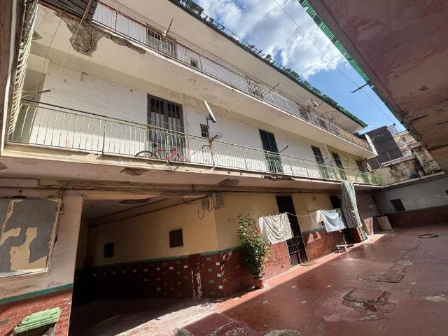 Palazzo in vendita a Sant'antimo, Napoli