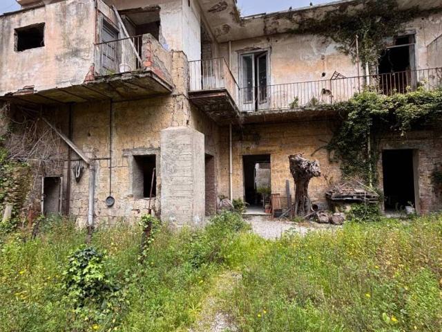 Palazzo in vendita a Sant'antimo, Campania