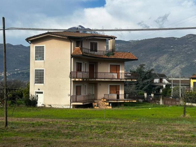 Palazzo in vendita a Sant'elia Fiumerapido, Lazio