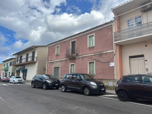 Palazzo in vendita a Sarroch, Sardigna/Sardegna