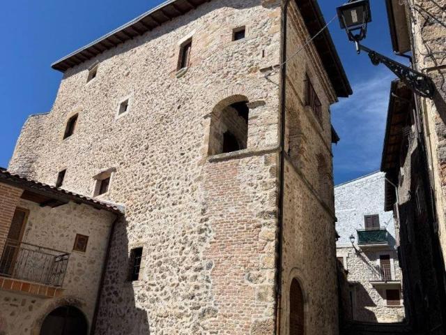 Palazzo in vendita a Scurcola Marsicana, L'Aquila