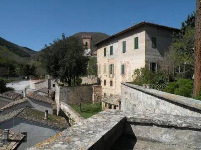 Palazzo in vendita a Serrapetrona, Macerata