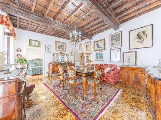 Palazzo in vendita a Serrone, Lazio