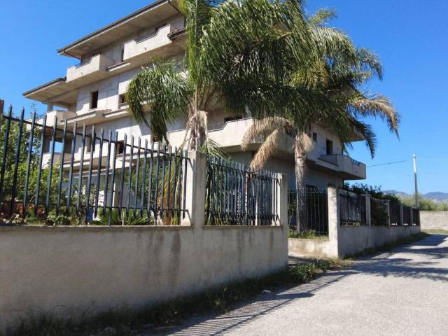 Palazzo in vendita a Siderno, Calabria
