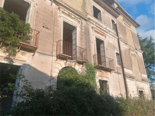 Palazzo in vendita a Sparanise, Campania