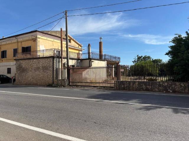 Palazzo in vendita a Sparanise, Caserta