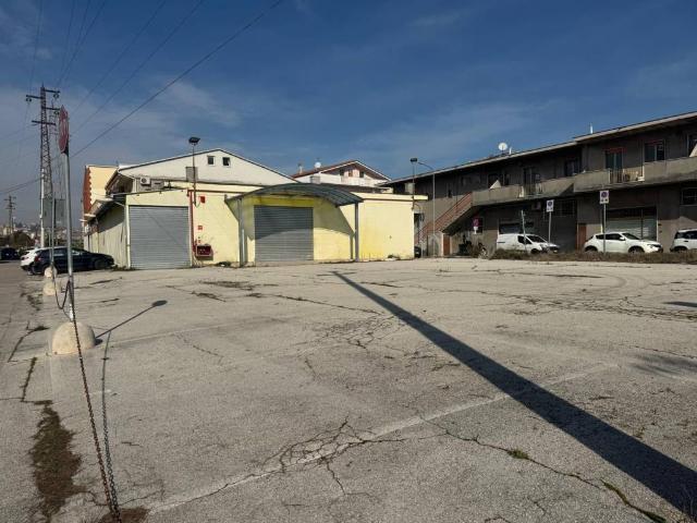 Palazzo in vendita a Rancitelli, Pescara