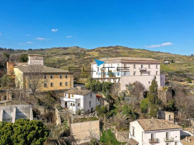 Palazzo in vendita a Torre De' Passeri, Abruzzo