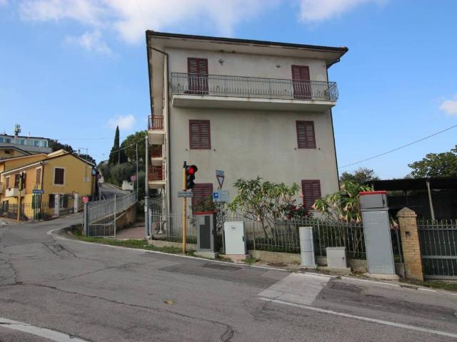 Palazzo in vendita a Unione dei Comuni della Val Vibrata, Tortoreto