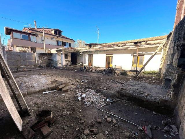 Palazzo in vendita a Trentola, Campania