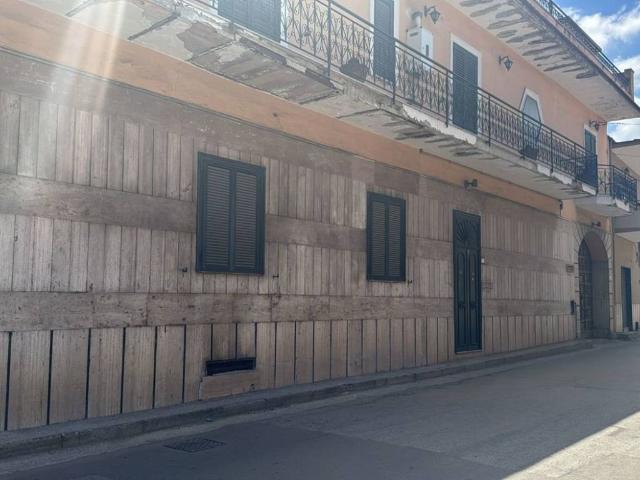 Palazzo in vendita a Trentola, Campania