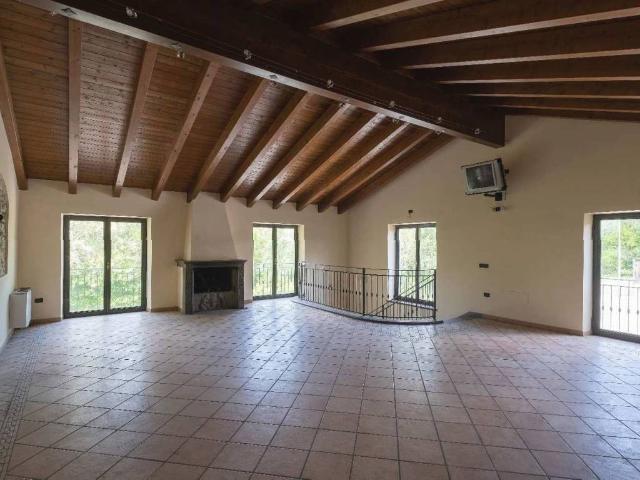Palazzo in vendita a Varano De' Melegari, Reggio Emilia