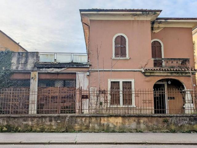 Palazzo in vendita a Sud, Brenzone