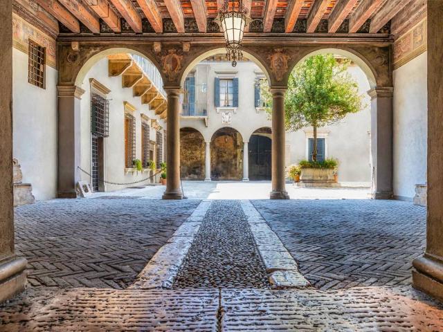Palazzo in vendita a Centro storico, Brenzone