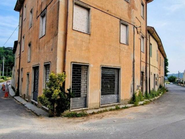 Palazzo in vendita a Nord-Est, Brenzone