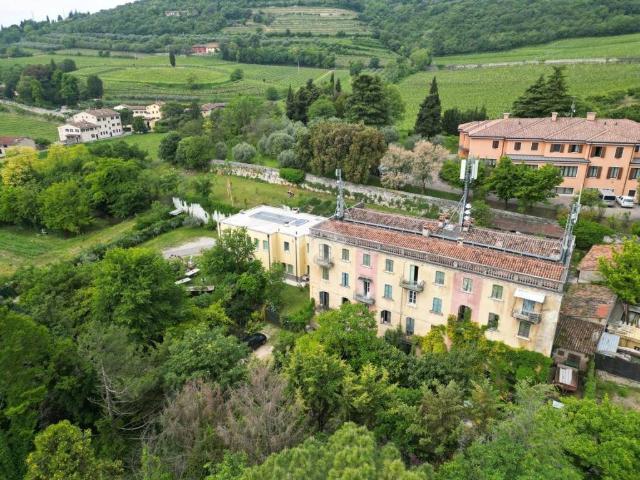 Palazzo in vendita a Nord-Est, Brenzone