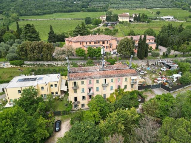 Palazzo in vendita a Nord-Est, Brenzone