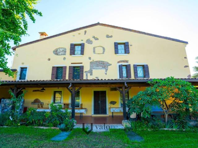 Palazzo in vendita a Ovest, Brenzone