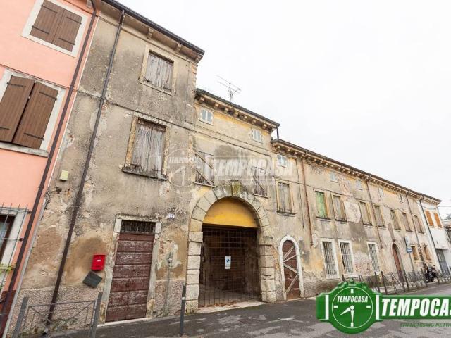 Palazzo in vendita a Sud-Est, Brenzone