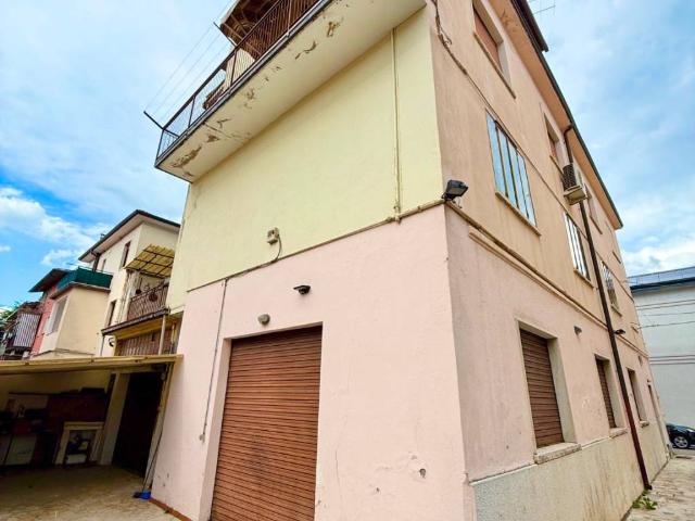 Palazzo in vendita a Sud-Ovest, Brenzone