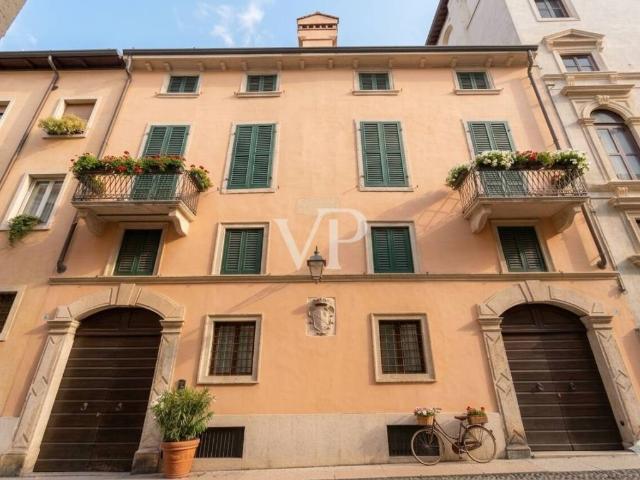 Palazzo in vendita a Centro storico, Brenzone