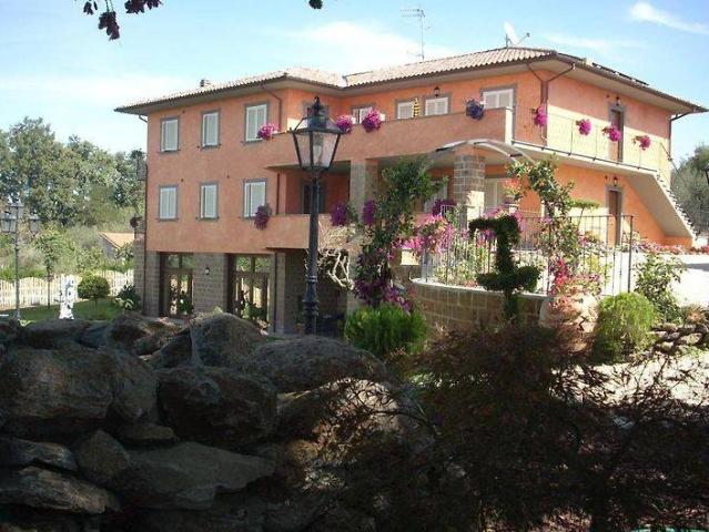 Palazzo in vendita a Tre Croci, Vetralla