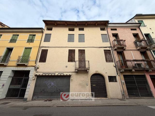 Palazzo in vendita a Vicenza, Veneto