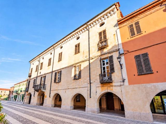 Palazzo in vendita a centro storico, Fossano
