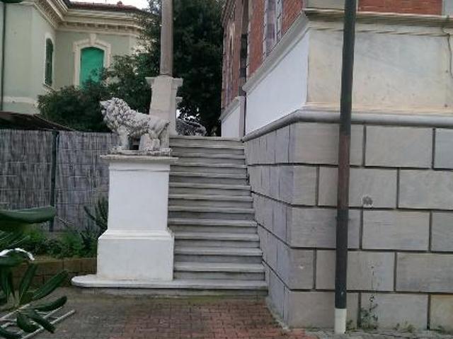 Palazzo in vendita a Marina di Massa, Marina Di Massa
