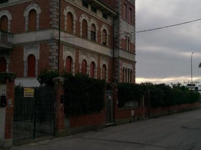 Palazzo in vendita a Marina di Massa, Marina Di Massa