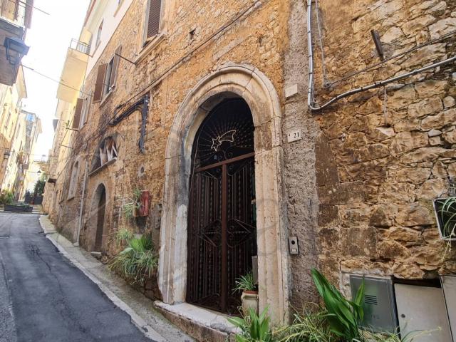 Palazzo in vendita a Priverno, Lazio