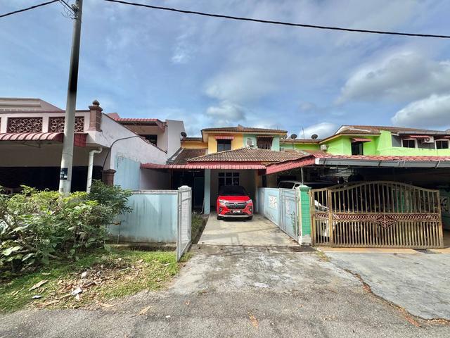 Terraced House for sale in Malaka