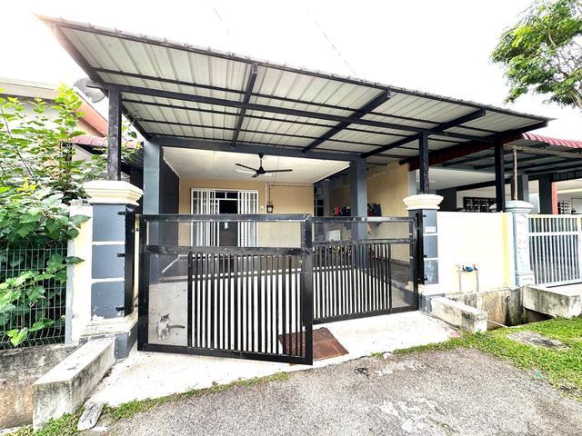 Terraced House for sale in Malaka