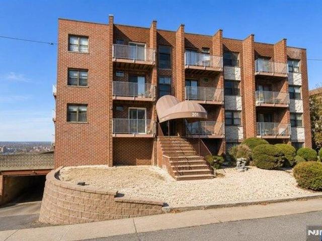 Condo for sale in Palisades Park, New Jersey