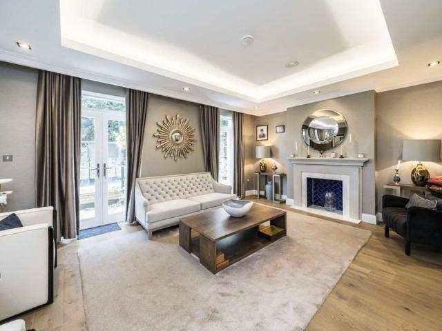 Townhouse for rent in London Borough of Hounslow, Greater London