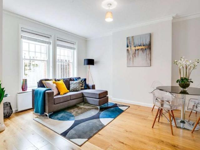 Apartment for rent in West Kensington, Greater London