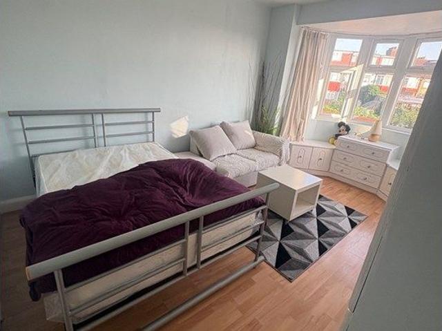 Room for rent in Bowes, Greater London