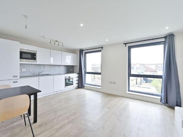 Apartment for rent in London Borough of Merton, Merton Park