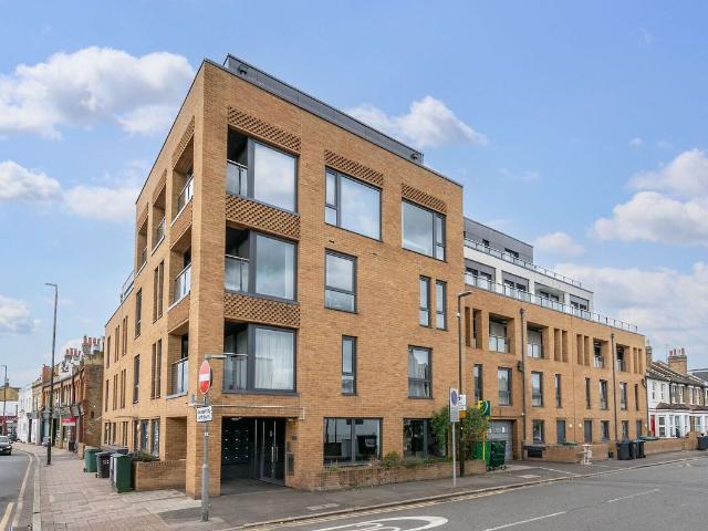 Apartment for rent in London Borough of Merton, Merton Park